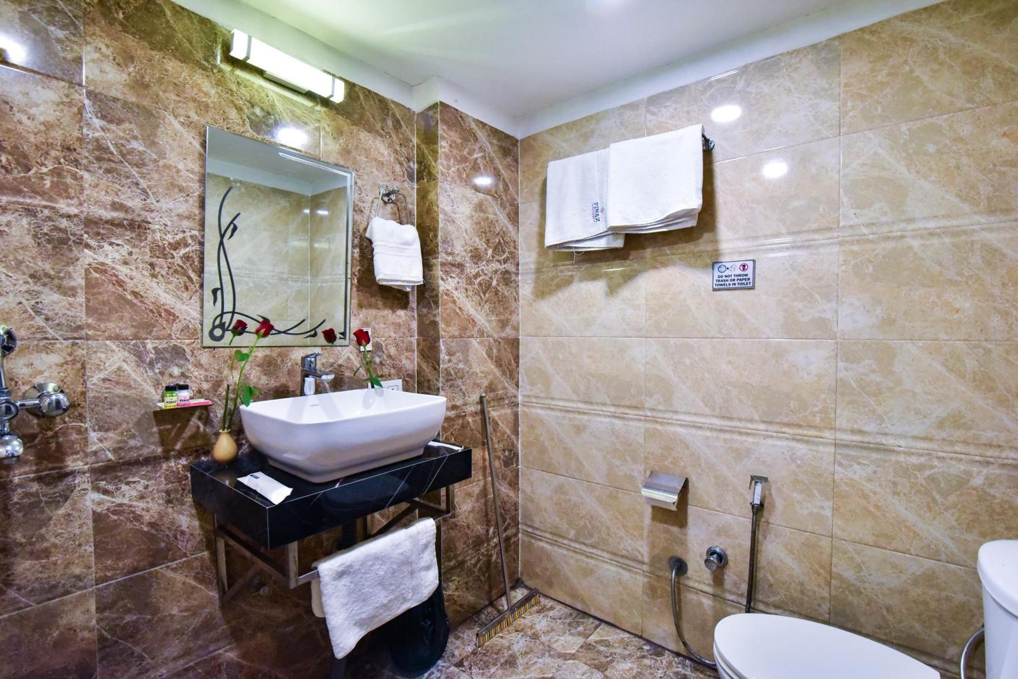 Hotel Pinaz Royale Amritsar Exterior foto